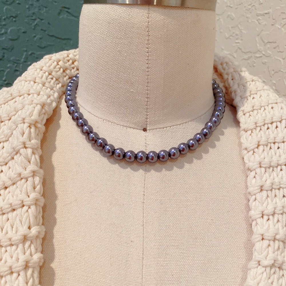Classic pearl necklace with magnets clasp closure.